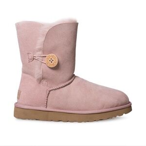 Brand New Autentic Pink Bailey button UGG boots🧦☁️